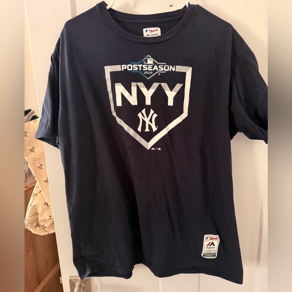 Majestic Men’s 2019 NY Yankees Postseason T-Shirt
